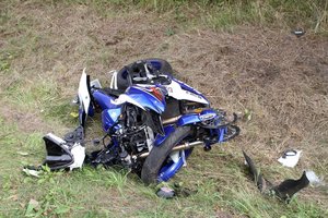 Skaudi avarija Rokiškio rajone: į „Škodą“ rėžėsi teisių neturėjęs motociklininkas, sužeisti 2 žmonės