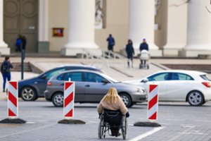 Už neteisėtą asmens su negalia automobilio statymo kortelės panaudojimą siūloma numatyti iki 300 eurų baudas