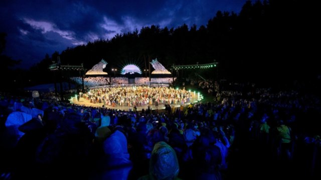 Dainų šventės akimirka: Kalnų parke vyko ansamblių vakaras „Metų ritmu“