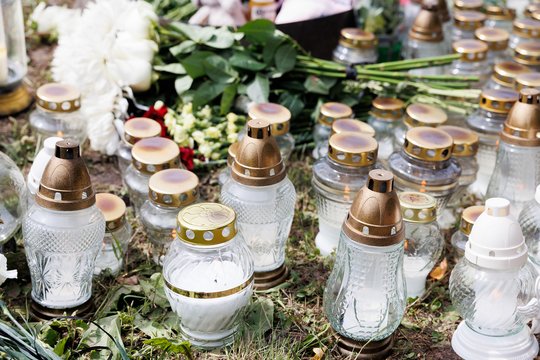 Tragedijos vieta sostinės Žirmūnuose nuklota gėlėmis ir žvakėmis: užfiksavo naujausius vaizdus
