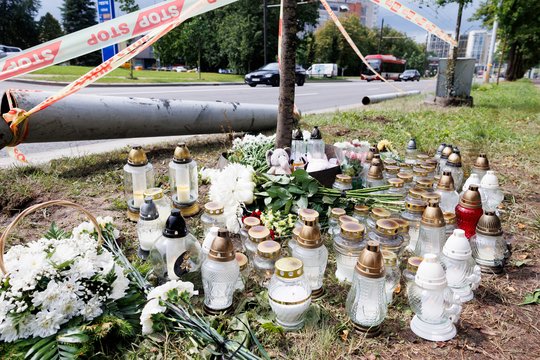 Tragedijos vieta sostinės Žirmūnuose nuklota gėlėmis ir žvakėmis: užfiksavo naujausius vaizdus