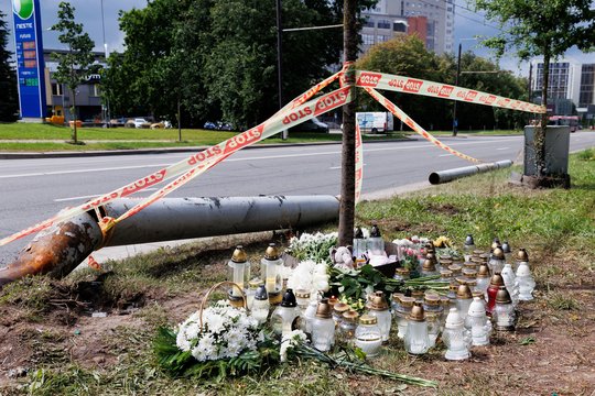 Tragedijos vieta sostinės Žirmūnuose nuklota gėlėmis ir žvakėmis: užfiksavo naujausius vaizdus