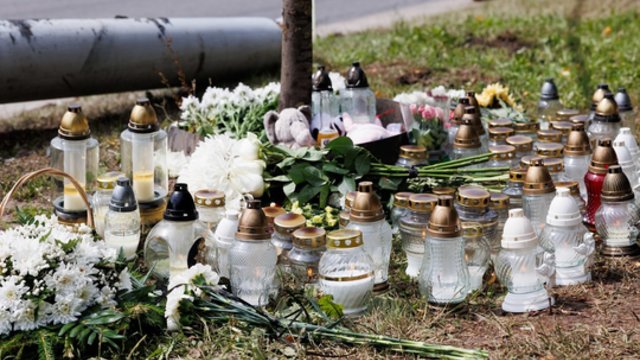 Po skaudžios nelaimės Žirmūnuose: avarijos vietoje gausu gėlių, žvakių ir žaislų