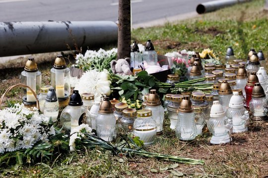 Po skaudžios nelaimės Žirmūnuose: avarijos vietoje gausu gėlių, žvakių ir žaislų