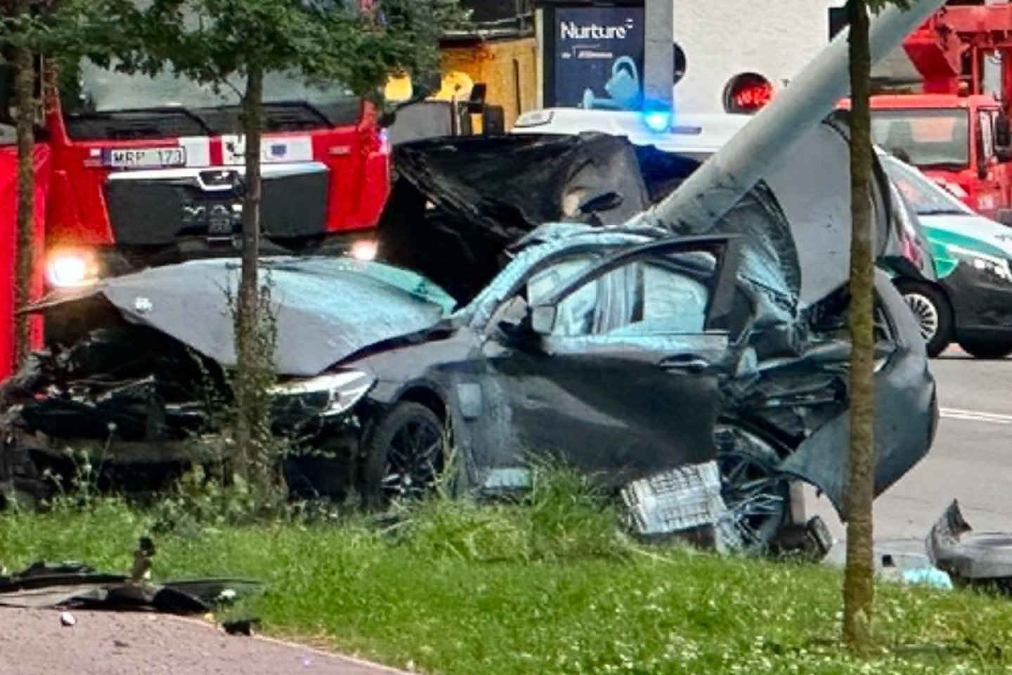 Siaubinga avarija Vilniuje: 19-metės vairuojamas BMW rėžėsi į stulpą, žuvo du keleiviai<br>A.Vaitkevičiaus nuotr.