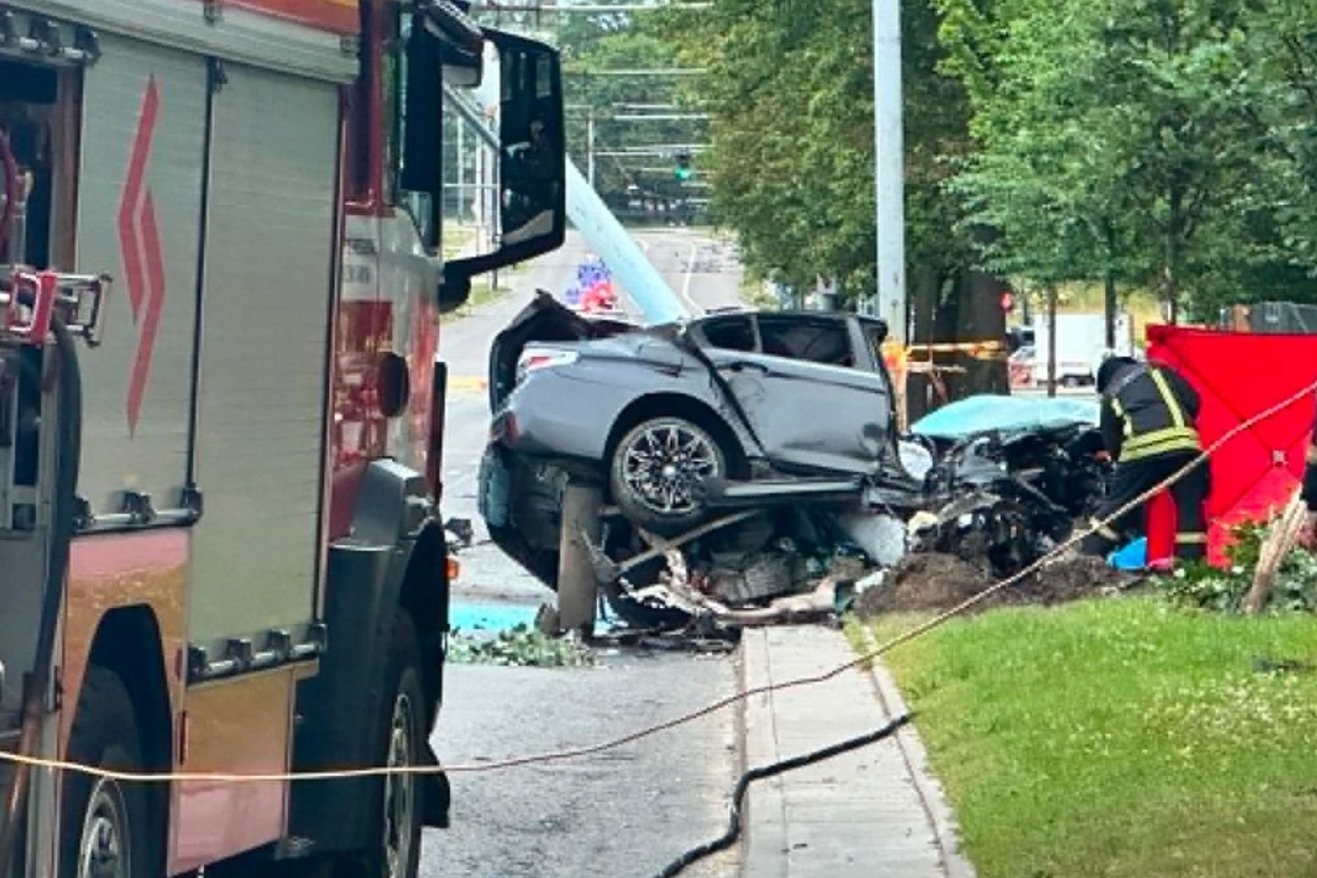 Siaubinga avarija Vilniuje: 19-metės vairuojamas BMW rėžėsi į stulpą, žuvo du keleiviai