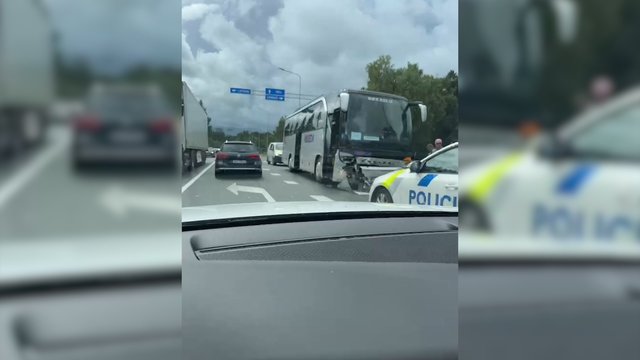 Girtas vairuotojas Latvijoje sukėlė avariją: nukentėjo Lietuvos vežėjo autobusas