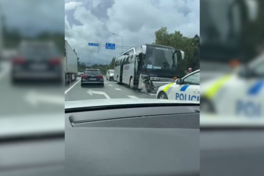 Girtas vairuotojas Latvijoje sukėlė avariją: nukentėjo Lietuvos vežėjo autobusas