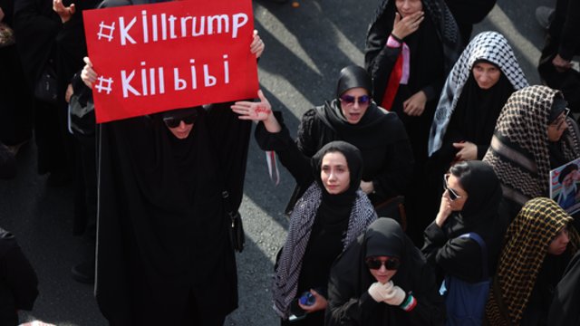 Tūkstančiai susirinko į Ali Khamenei laidotuvių procesiją: iš gedinčiųjų – žinutė JAV