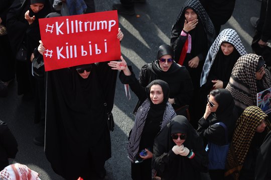 Tūkstančiai susirinko į Ali Khamenei laidotuvių procesiją: iš gedinčiųjų – žinutė JAV