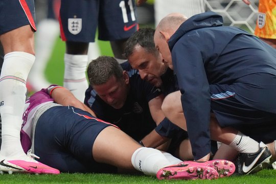 Pergalės džiaugsmą greitai pakeitė nerimas – Anglijos futbolininkas buvo išgabentas į ligoninę