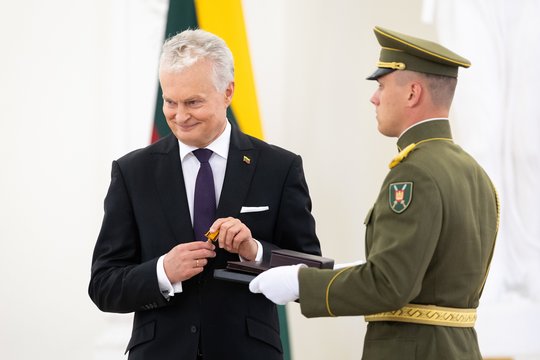 G. Nausėda valstybinius apdovanojimus įteikė 45 Lietuvos ir užsienio piliečiams