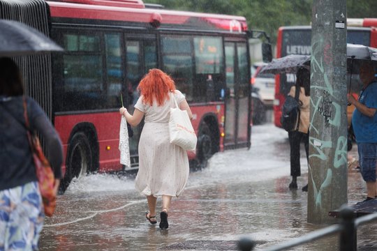 Vyraus ne tik lietingi, bet ir vėjuoti orai: termometrų stulpeliai aukščiau 20 laipsnių nekils