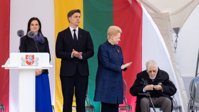Iškilmingoje ceremonijoje – skirtingos minios reakcijos: plojimų sulaukė ne visi