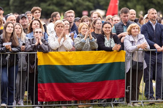 Per visą pasaulį nuaidėjo „Tautiška giesmė“: dešimtys tūkstančių žmonių himną atliko ir Vingio parke
