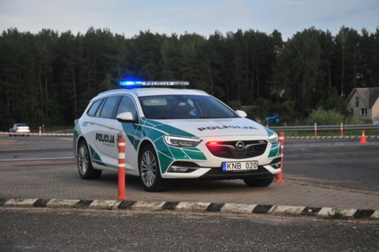 Po automobilių susidūrimo Švenčionių r. iškviesti medikai apžiūrėti vaiką ir vyrą