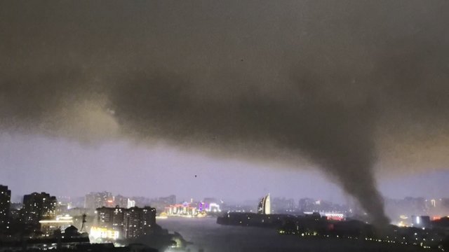 Užfiksavo galingo tornado ir audrų Kinijoje vaizdus: yra aukų, vienas žmogus dingo be žinios