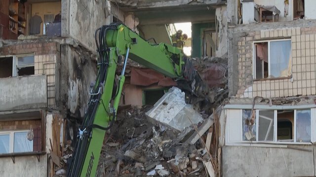 Gelbėtojai iš po pastato griuvėsių Kyjive ištraukė dar dviejų žmonių palaikus: liepos 7-oji paskelbta gedulo diena