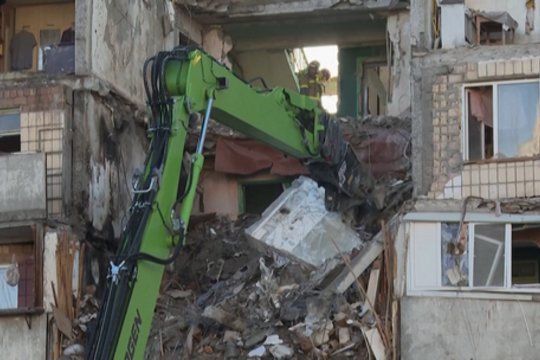 Gelbėtojai iš po pastato griuvėsių Kyjive ištraukė dar dviejų žmonių palaikus: liepos 7-oji paskelbta gedulo diena