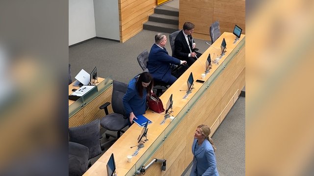 Nufilmavo naująjį ministrų kabinetą: užėmė vietas parlamento salėje