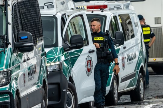 Iš parduotuvės arši vagilė su grobiu veržėsi per jėgą: moters sustabdyti nepavyko