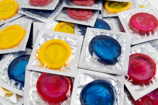 ES išardė tinklą, per kurį į Europą plūdo padirbti prezervatyvai