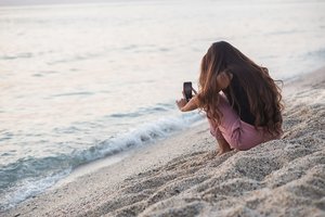 Atrodo, kad vasarą visi atostogauja ir linksminasi? Ekspertai paaiškino, kodėl socialiniai tinklai neparodo visos realybės