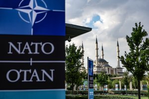 D. Trumpo lėktuvas nusileido Ankaroje, kur vyks NATO viršūnių susitikimas