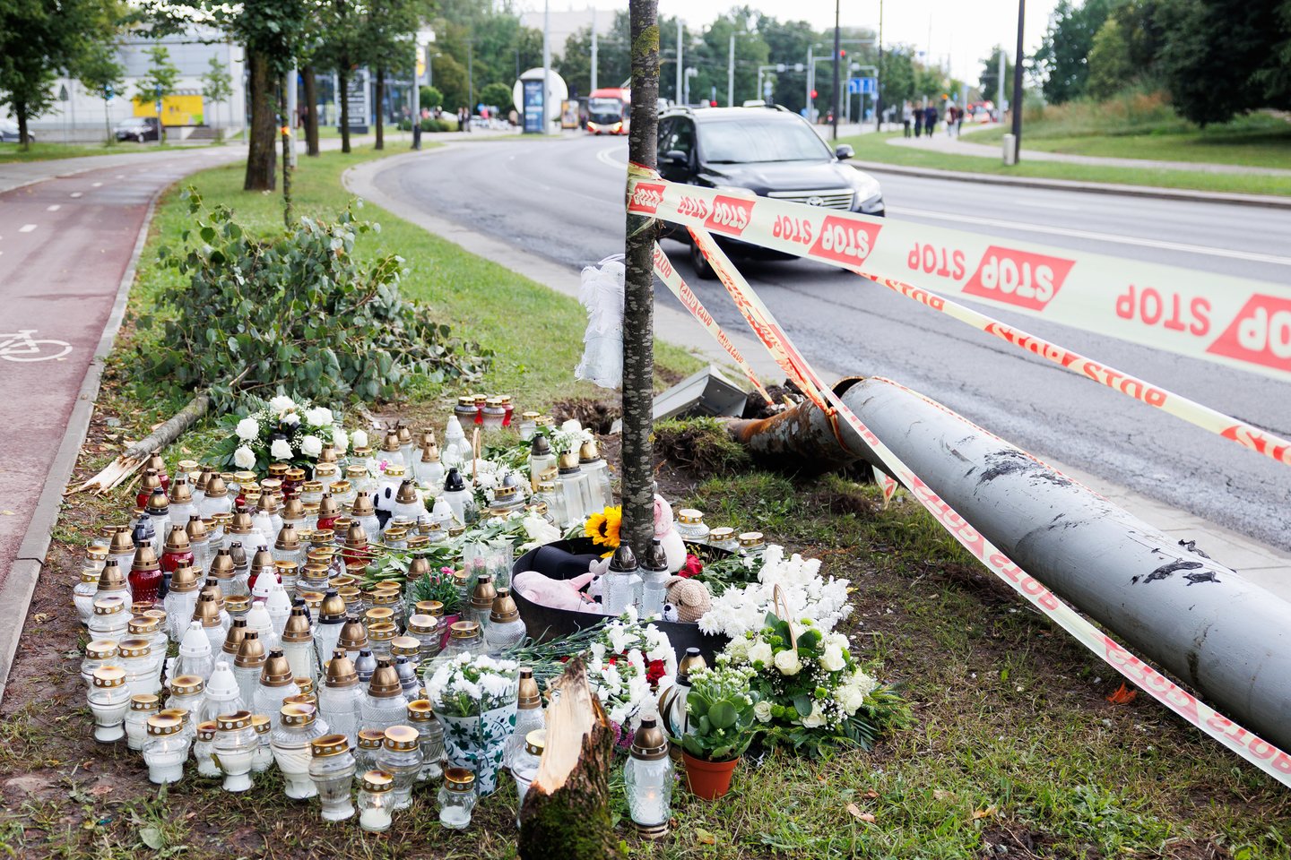 Avarijos vietoje daugėja žvakučių, žaisliukų ir gėlių.<br> T. Bauro nuotr.