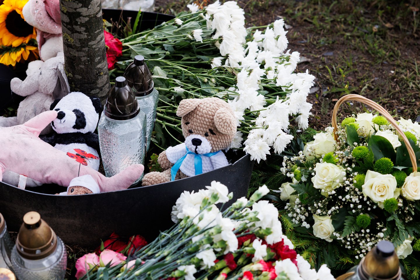 Avarijos vietoje daugėja žvakučių, žaisliukų ir gėlių.<br> T. Bauro nuotr.