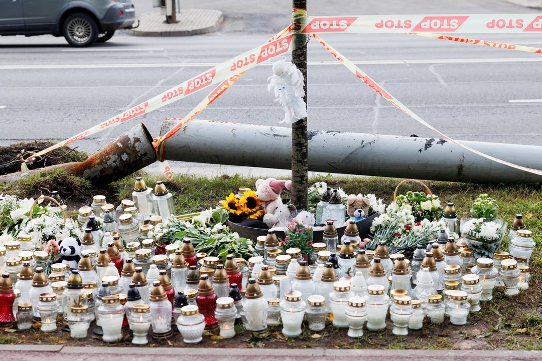 Avarijos vietoje daugėja žvakučių, žaisliukų ir gėlių.<br> T. Bauro nuotr.