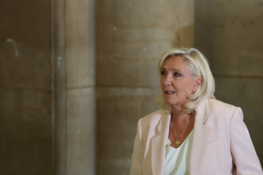 Teismas uždraudė Prancūzijos kraštutinių dešiniųjų lyderei M. Le Pen 15 mėnesių eiti valstybines pareigas
