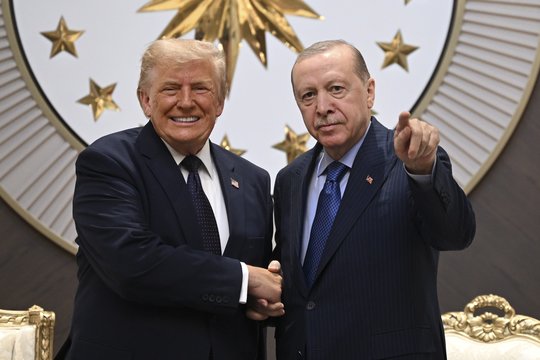D. Trumpas pasiruošęs panaikinti JAV sankcijas Turkijai, įvestas ginče dėl F-35