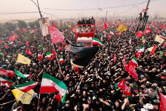Irano šventajame Kumo mieste žmonių minios atsisveikino su Ali Khamenei
