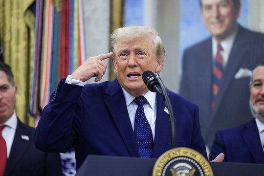 Karas Ukrainoje. Po skambučių su V. Zelenskiu ir V. Putinu – D. Trumpo žinia