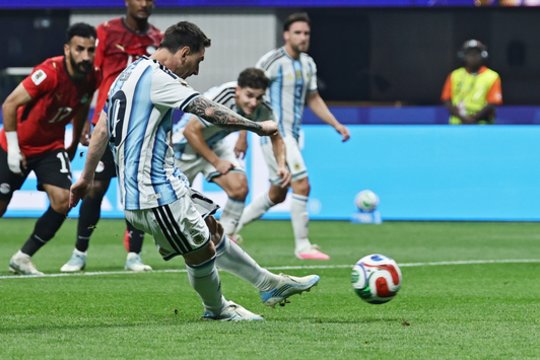 Pasaulio čempionė Argentina pralaimi prieš Egiptą, L. Messi vėl neįmušė 11 metrų baudinio