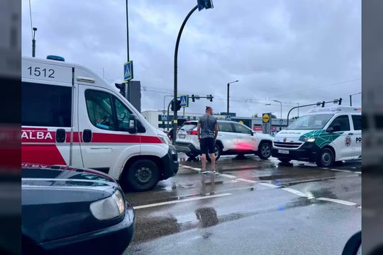 Kaune, K. Baršausko gatvėje – pranešimas apie partrenktą žmogų, eismas sulėtėjęs