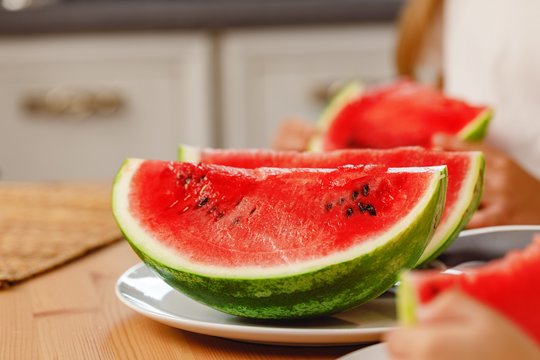 56-erių vyras persivalgė arbūzo ir krito be sąmonės: medikai prašo nekartoti jo klaidos