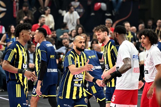 „Fenerbahce“ ir Šaras per dieną sudarė tris sutartis