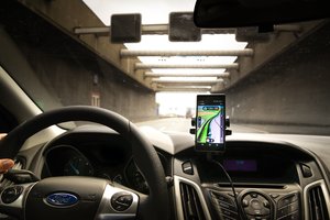 Pavojingos ir kelios minutės: paaiškino, kodėl telefoną neprotinga šiuo metu palikti automobilyje