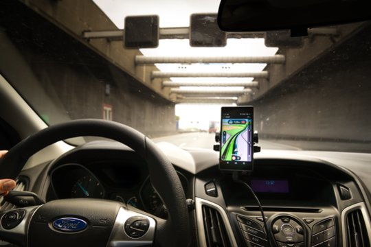 Pavojingos ir kelios minutės: paaiškino, kodėl telefoną neprotinga šiuo metu palikti automobilyje