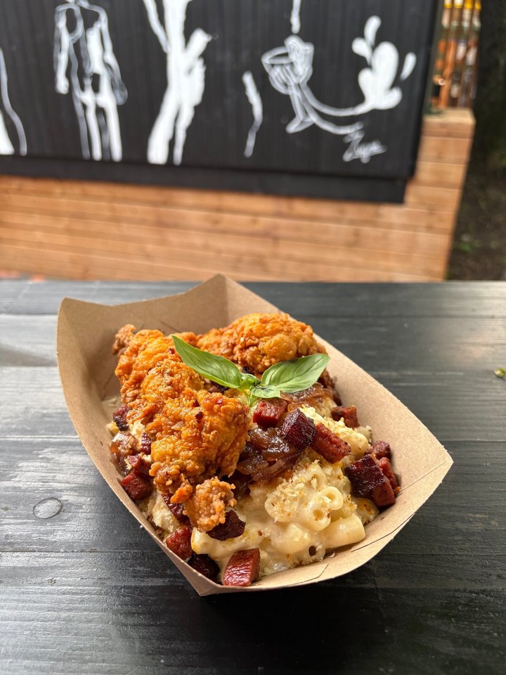 Mac and cheese su chorizo, karamelizuotais svogūnais ir traškia vištiena.