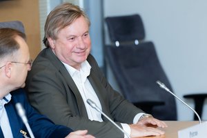 Ligoninių direktoriai trykšta džiaugsmu: sumažės pacientų eilės