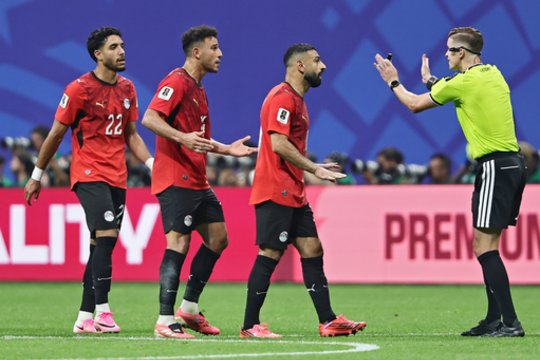 Po aistras sukėlusių arbitro sprendimų Argentinos naudai – negailestingi ekspertų kirčiai teisėjui