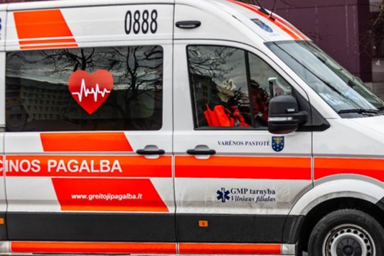 Per plauką nuo tragedijos: psichikos liga sergantis vyras GMP automobilyje dūrė paramedikui peiliu