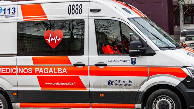 Per plauką nuo tragedijos: psichikos liga sergantis vyras GMP automobilyje dūrė paramedikui peiliu