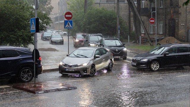 Ne tik lietus, bet ir audros: sinoptikai įspėja, kokie orai lauks ketvirtadienį
