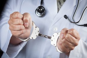 Budelis baltu chalatu: 15 pacientų nužudęs gydytojas kalės iki gyvos galvos