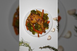 Vištiena su daržovėmis: greita ir maistinga vienos skardos vakarienė visai šeimai