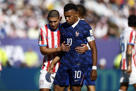 Rusų klube žaidžiantis paragvajietis pareiškė – K. Mbappe jam siūlė pasibučiuoti